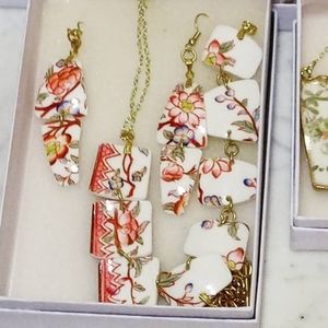 Necklace, earrings & bracelet